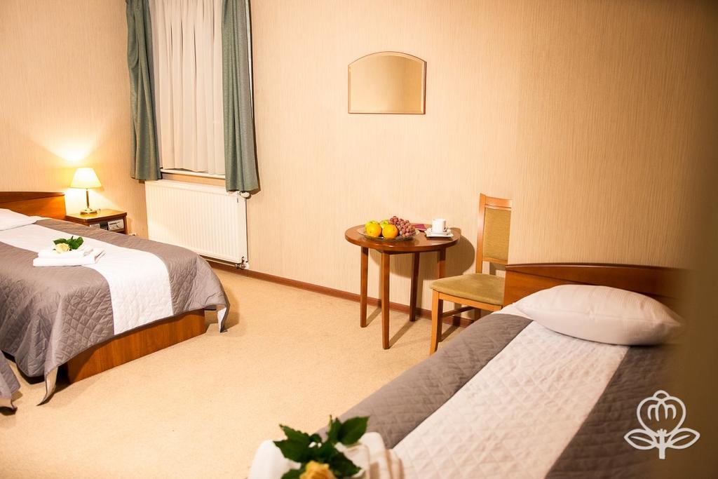 L'Ascada Hotel Śrem Extérieur photo