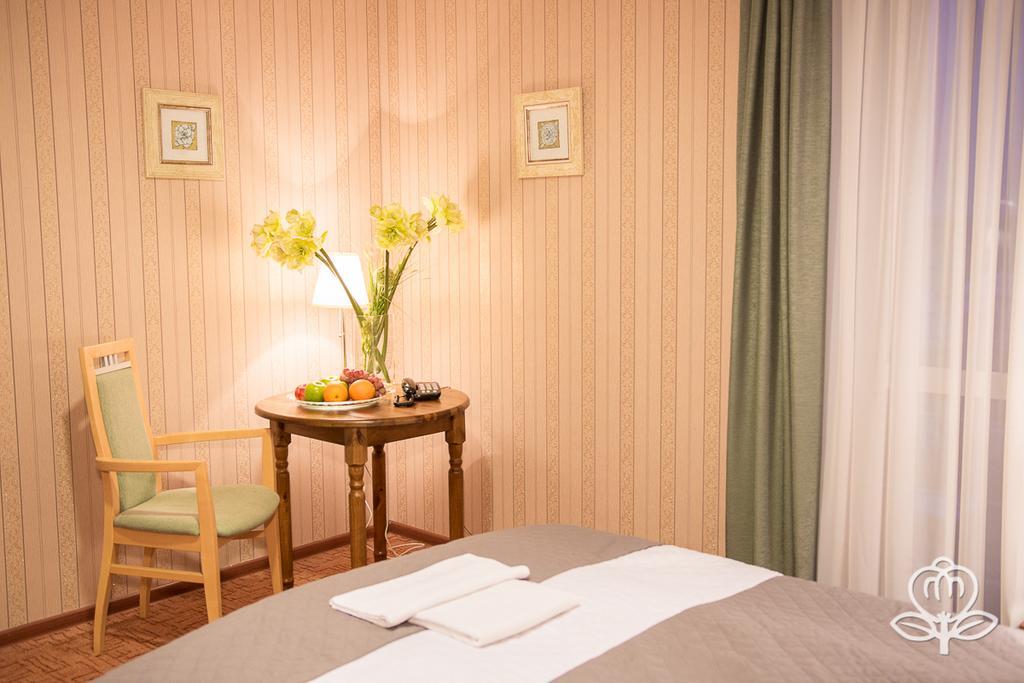 L'Ascada Hotel Śrem Extérieur photo
